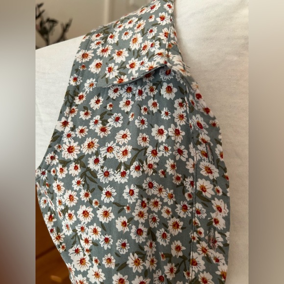 Sky & Sparrow | Ditsy Floral Sage Tie Front Top - Picture 5 of 8